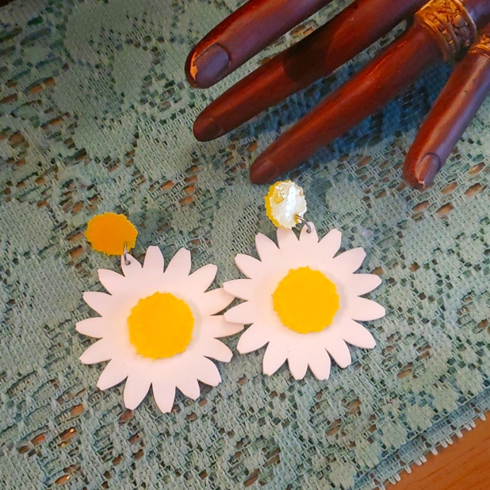 Acylic daisy earrings